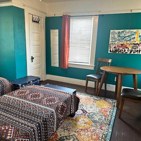 The Good Manor Hostel Fresno Bagian luar foto