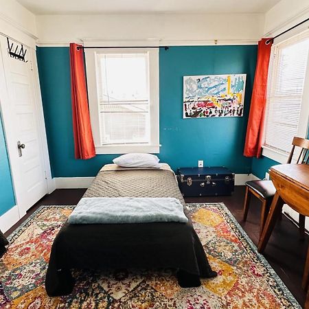 The Good Manor Hostel Fresno Bagian luar foto