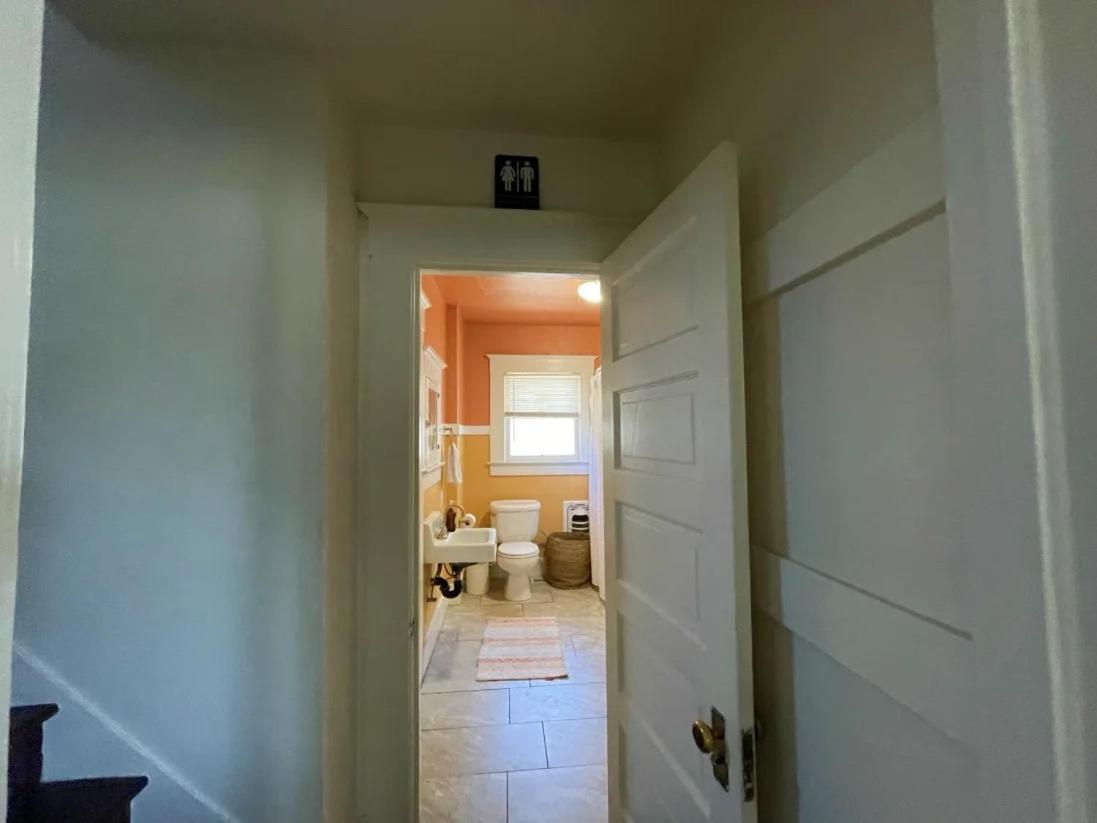 The Good Manor Hostel Fresno Bagian luar foto