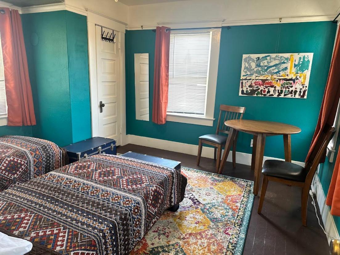 The Good Manor Hostel Fresno Bagian luar foto