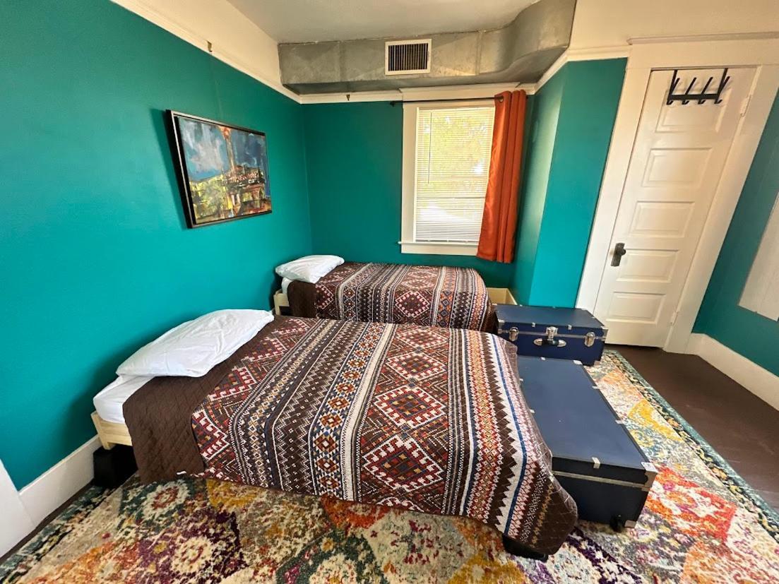 The Good Manor Hostel Fresno Bagian luar foto