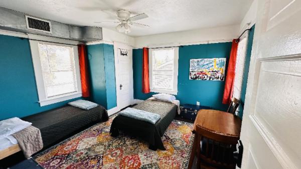 The Good Manor Hostel Fresno Bagian luar foto