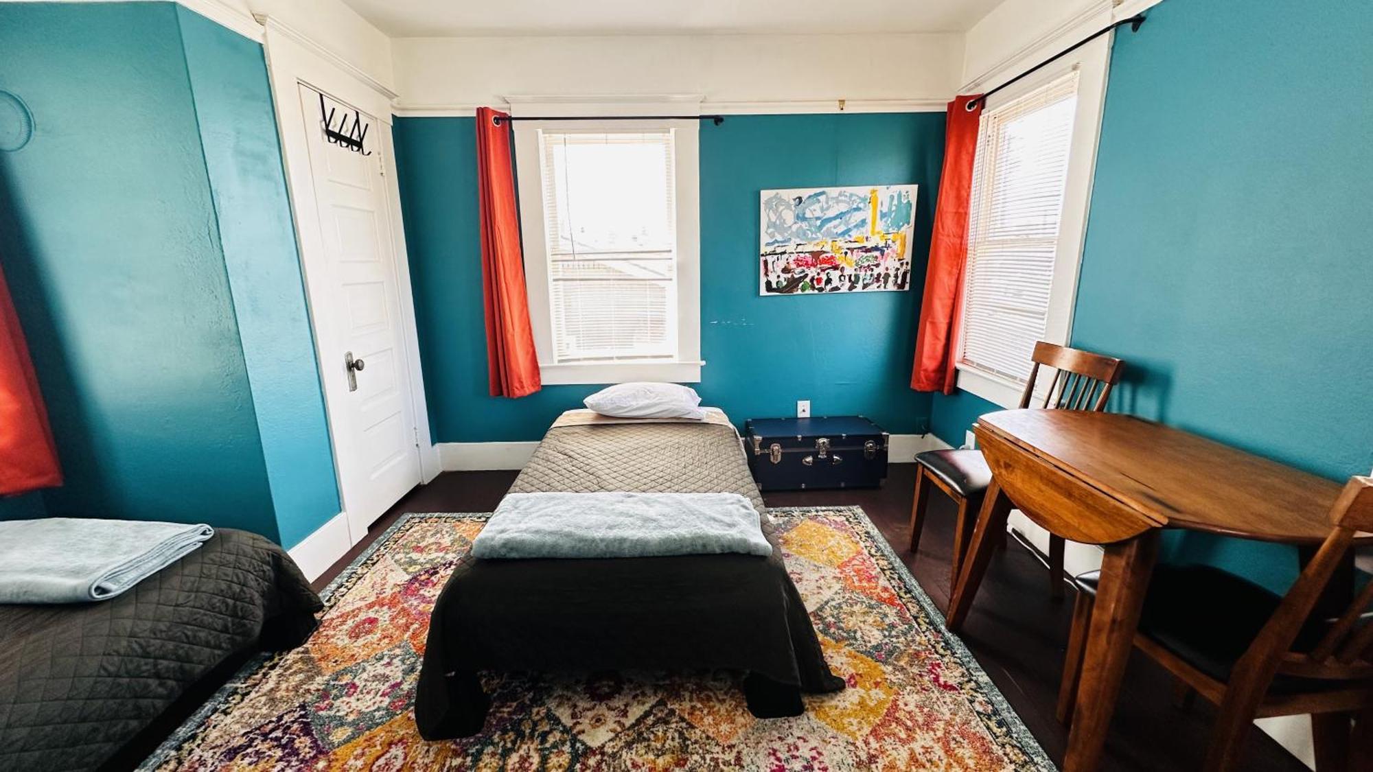 The Good Manor Hostel Fresno Bagian luar foto